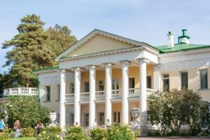 What Is a Neoclassical House Style? Key Characteristics and Design Elements